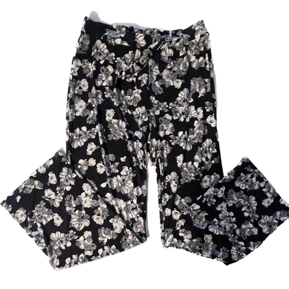 Ellen Tracy Pants - Ellen Tracy flare pants black w/ white flowers wrinkle resistant tie waist S